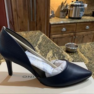 Size 8 NEW Bandolino navy heels